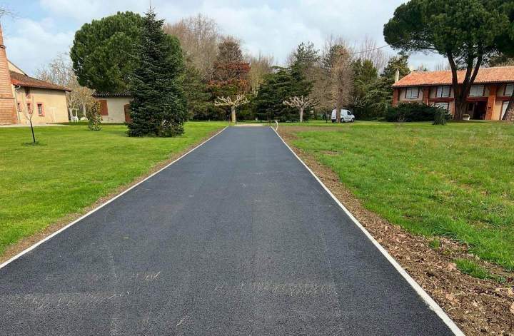 Réalisation des travaux de voirie en enrobé et de réseaux divers